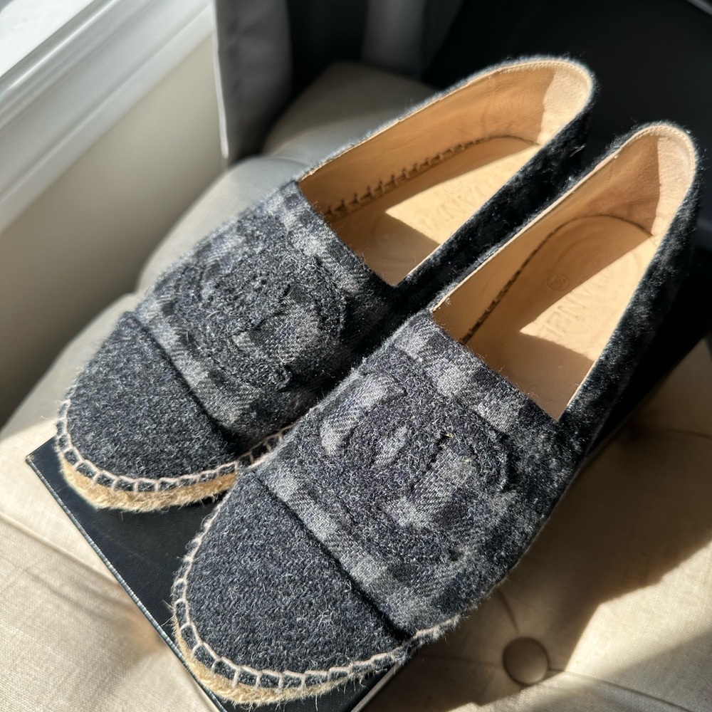 CHANEL Black and Cream Espadrilles - Picture 2 of 6